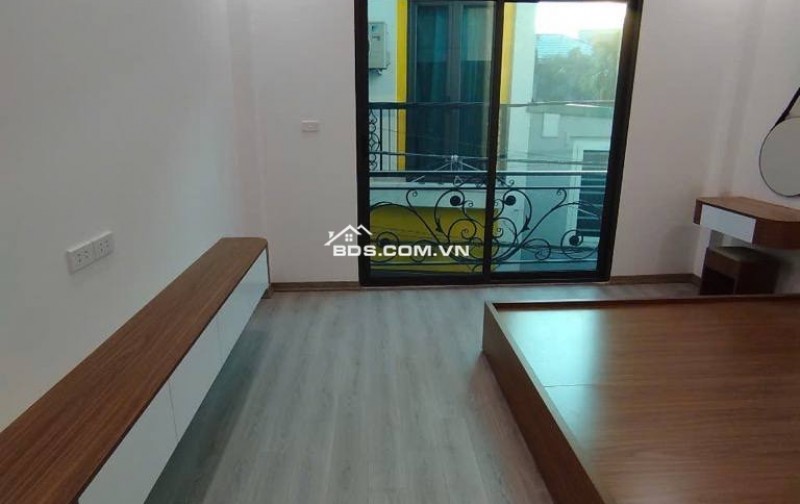 Yên Nghĩa. Hà Đông nhà 5 tâng 37m2 gi.á 6ti1 + Gần trục đường lớn, cách oto vài mét, ngõ thoáng rộng, dân trí cao. + Sổ đẹp